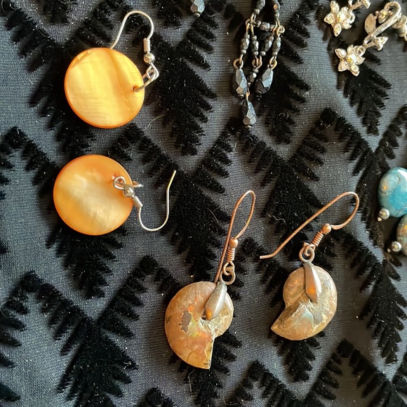 Vintage bundle of fashion earrings with man made and natural stones, shells. - Picture 2 of 7